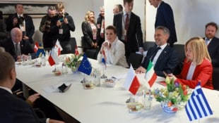 Die dänische Regierungschefin Mette Frederiksen (m.) kommt auf Platz zwei, Giorgia Meloni (re.) ...