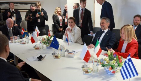 Die dänische Regierungschefin Mette Frederiksen (m.) kommt auf Platz zwei, Giorgia Meloni (re.) ...