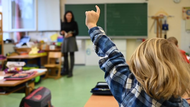 An sich sind öffentliche Schulen in Österreich gratis, doch auf die Eltern kommen dennoch große ...