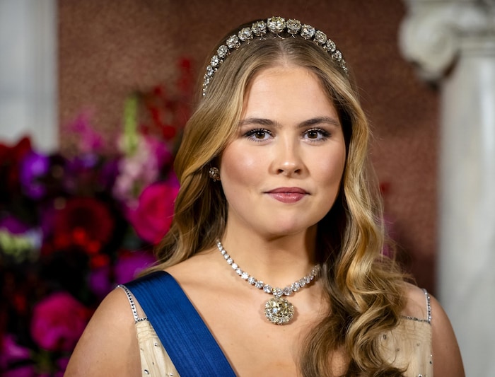 Die Kronprinzessin glänzte mit auffälligem und wertvollen königlichen Schmuck.