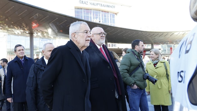Bundespräsident Alexander Van der Bellen und ÖBB-Chef Andreas Matthä bei der ...