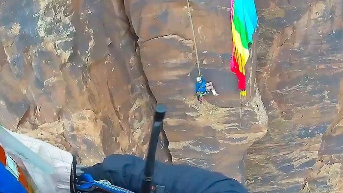 Der Verunglückte wurde zunächst auf der Felswand gesichert, ehe er per Hubschrauber geborgen ...