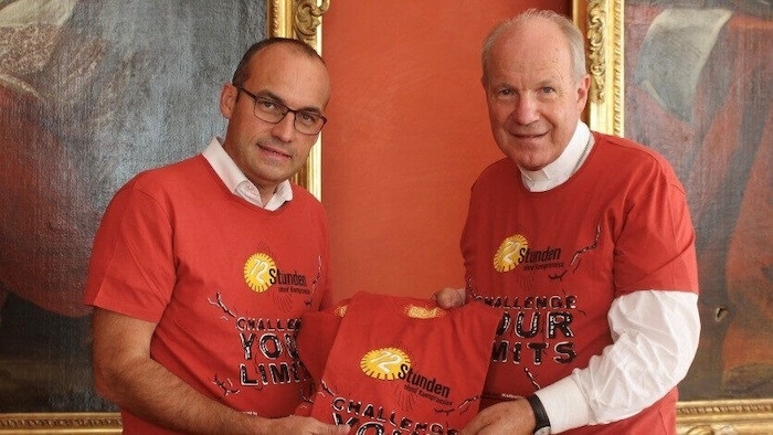 Ernst Mayr mit Kardinal Christoph Schönborn (r). Der Vater zweier Söhne spendet oft für ...