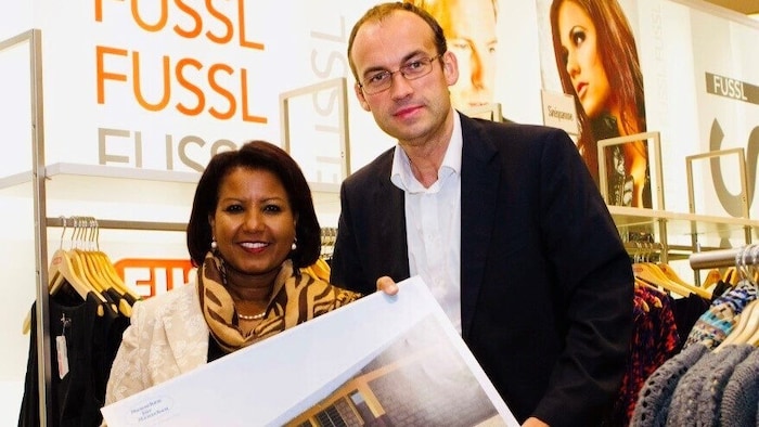 Ernst Mayr mit Almaz Böhm (l), der Witwe von Karlheinz Böhm (Gründer der internationalen ...