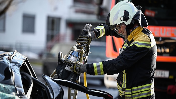 Feuerwehrmann Walter Weidinger (o.) konnte die beiden Schwerverletzten aus dem Lkw ...
