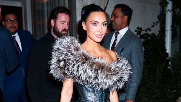 Kim Kardashian trägt Haute-Couture-Korsett mit Fuchspelz für 6500 Dollar.
