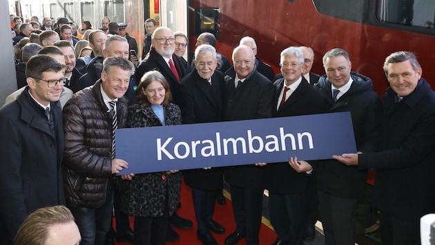 The Koralm Railway is open: the assembled politicians directly in front of the first departure ...