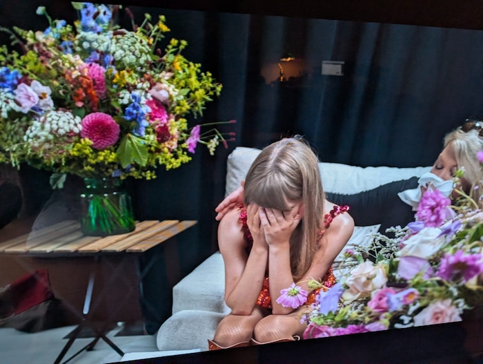 Taylor Swift weint kurz vor einem Auftritt in der TV Doku „End of an Era“