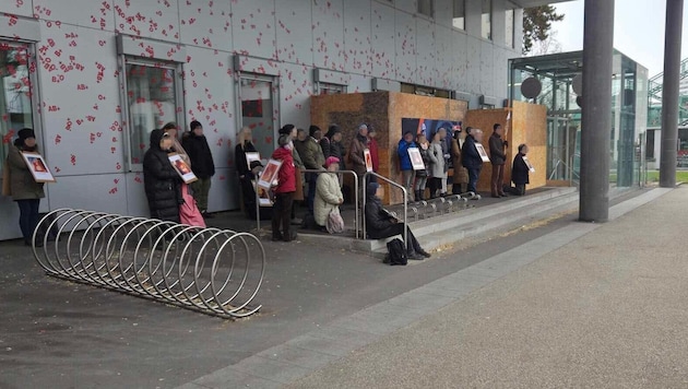 Vor dem Med Campus IV des Kepler Uniklinikums demonstrierten kürzlich Abtreibungsgegner.