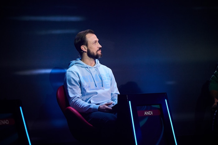 Ex-Profikicker Andreas Ulmer weiß: Am heißen Stuhl ist es doch anders als daheim auf der Couch.