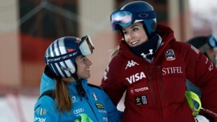 Sofia Goggia (l.) zieht ihren Hut vor Lindsey Vonn (r.).