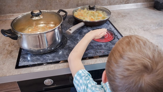 Herdschutzgitter und Topfdeckel verhindern, dass kleine Hände an heiße Flächen gelangen.