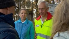 Rotkreuz-First-Responder Johannes Weidacher mit seiner Frau Gabriele im Gespräch mit Peter und ...