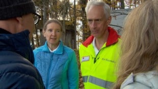 Rotkreuz-First-Responder Johannes Weidacher mit seiner Frau Gabriele im Gespräch mit Peter und ...
