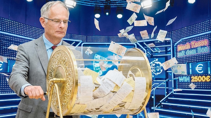 Monatlich will Finanzminister Marterbauer je 2500 Euro an 100 Gewinner verlosen.