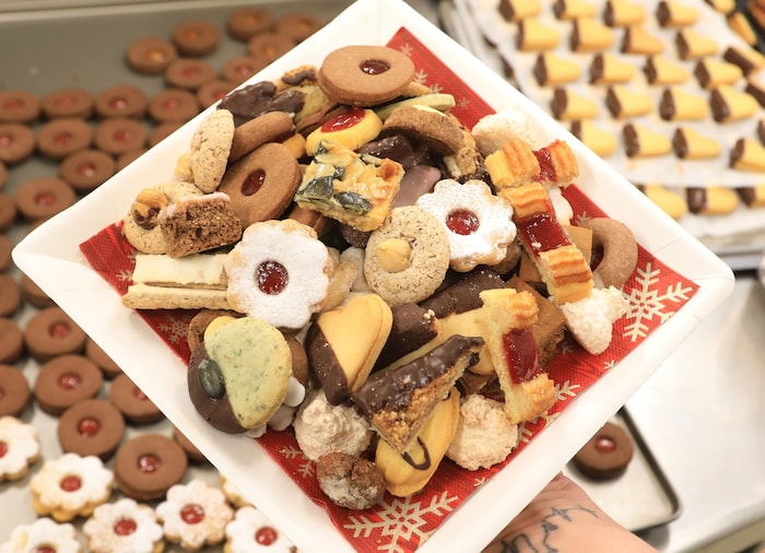 Über einen niedrigeren Butterpreis freuen sich vor Weihnachten private Keksbäcker und ...