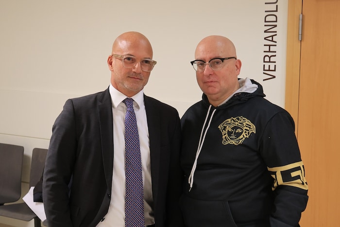 Waltraud mit ihrem Anwalt Nikolaus Rast (li.)