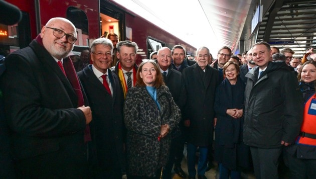 Politik und Ehrengäste bei der Ankunft des ersten Koralmjets in Klagenfurt