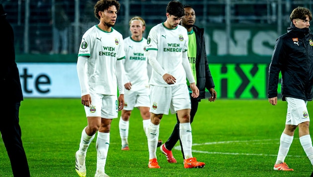 Hängende Köpfe bei den Spielern von Rapid nach der nächsten Pleite im Europacup.