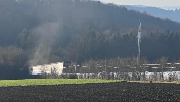 Rauch oder Staub scheinen aus dem Koralmtunnel aufzusteigen