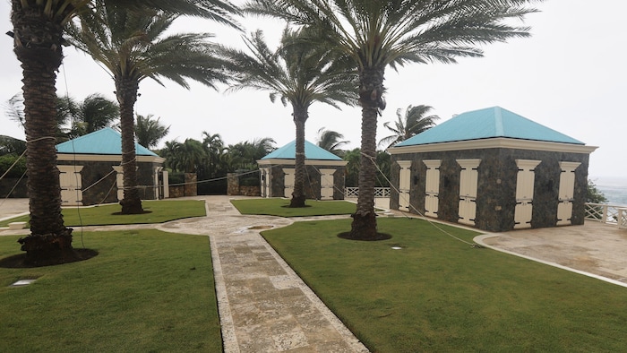 Ein Bild von Gebäuden auf Epsteins privater Insel – hier sollen Dutzende minderjährige Mädchen ...