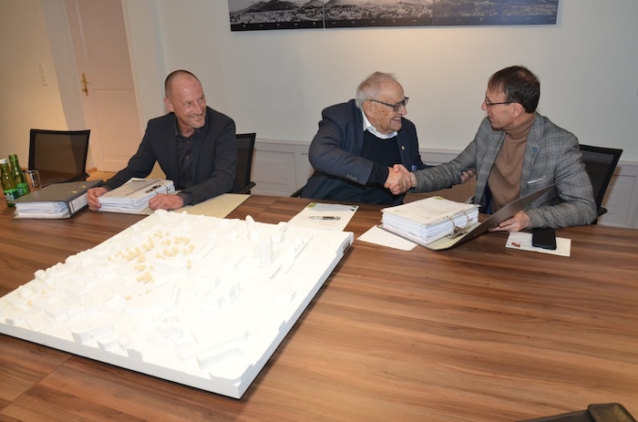 Strele, Pletzer und BM Salchner (von links) beim formellen Einreichakt