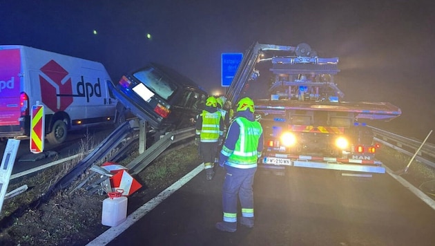 Der Lenker fuhr kurz nach einer Ausfahrt auf die Leitschiene.