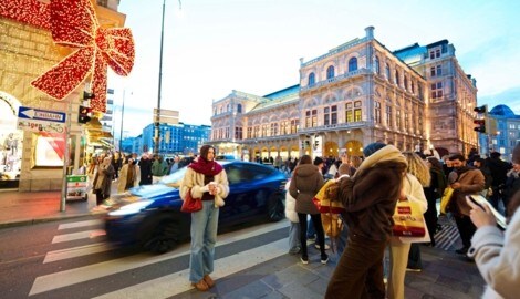 Während Passanten für Selfies posieren, wird der Zebrastreifen zur Kulisse und zur ...