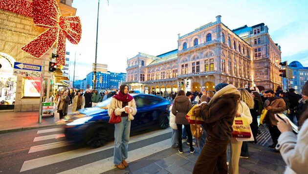 Während Passanten für Selfies posieren, wird der Zebrastreifen zur Kulisse und zur ...