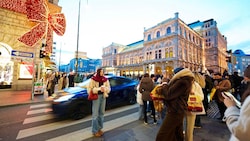 Während Passanten für Selfies posieren, wird der Zebrastreifen zur Kulisse und zur ...