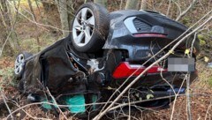 Das Fahrzeug wurde beim Absturz arg in Mitleidenschaft gezogen.