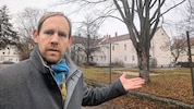 Ecker zeigt auf die Liegenschaft, im Rahmen deren Verkaufs  „fragwürdige Gewinne“ im Raum ...