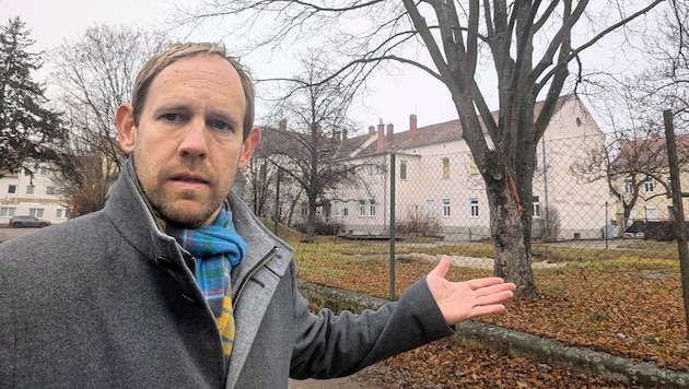 Ecker zeigt auf die Liegenschaft, im Rahmen deren Verkaufs „fragwürdige Gewinne“ im Raum ...