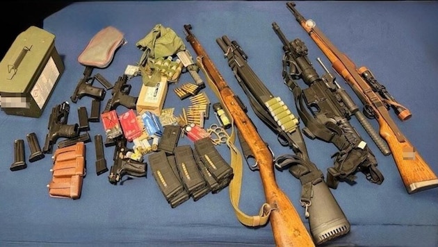 Die Polizei fand zahlreiche NS-Waffen in der Wohnung des Familienvaters.