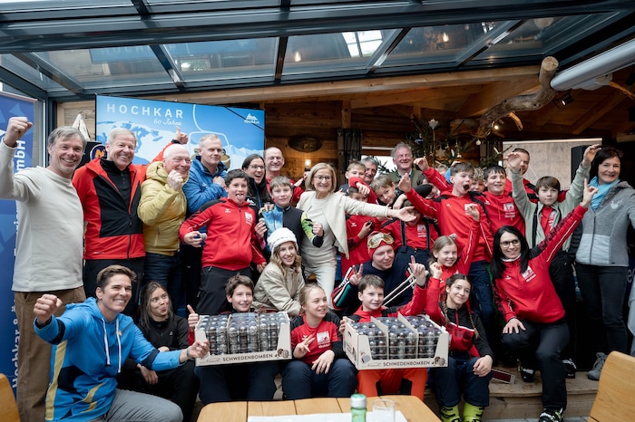 Landeshauptfrau Johanna Mikl-Leitner mit Ehrengästen und Ski-Nachwuchs bei der 60-Jahre-Feier am ...