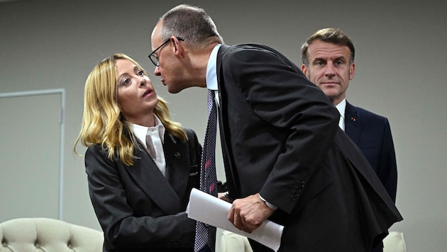 Küsschen für Giorgia Meloni: Merz kann mit Italien mehr anfangen als mit Frankreichs Macron.