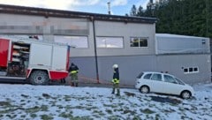 Der Wagen rollte einen Hang hinunter.