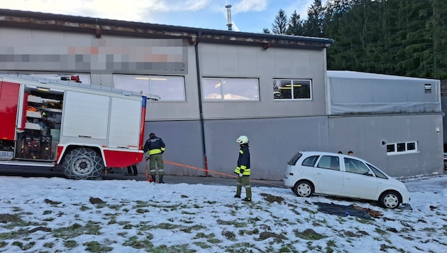 Der Wagen rollte einen Hang hinunter.