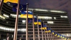 Flaggen der Ukraine und der EU wehen vor dem EU-Hauptquartier in Brüssel.