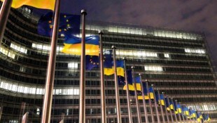 Flaggen der Ukraine und der EU wehen vor dem EU-Hauptquartier in Brüssel.