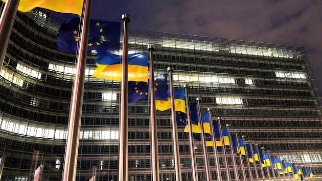 Flaggen der Ukraine und der EU wehen vor dem EU-Hauptquartier in Brüssel.