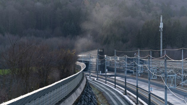 Rauch oder Staub schienen aus dem Koralmtunnel aufzusteigen