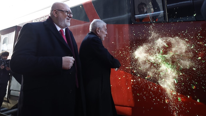 Der große Moment: Präsident Alexander Van der Bellen tauft gemeinsam mit ÖBB-Chef Andreas Matthä ...