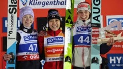 Lisa Eder (re.) neben der siegreichen Nozomi Maruyama (Mi.) und der zweitpatzierten Nika Prevc