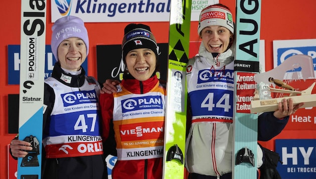 Lisa Eder (re.) neben der siegreichen Nozomi Maruyama (Mi.) und der zweitpatzierten Nika Prevc