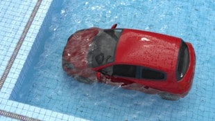 Ein Auto landete im Becken des städtischen Schwimmbads in La Ciotat. (Symbolbild)