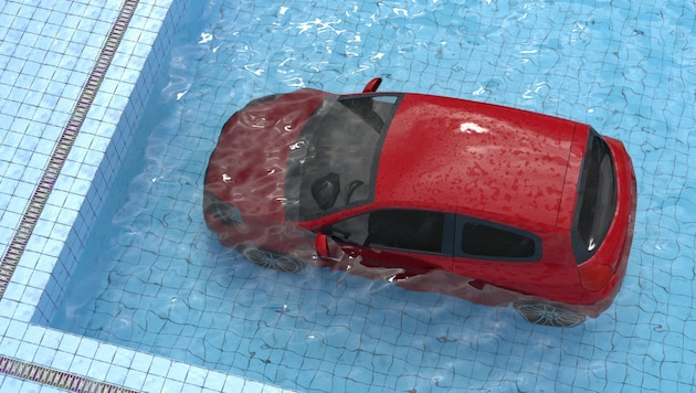 Ein Auto landete im Becken des städtischen Schwimmbads in La Ciotat. (Symbolbild)