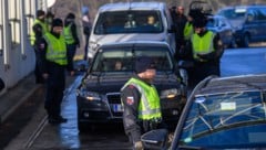Polizisten suchten am Freitag bei Autolenkern am Grenzübergang Weigetschlag nach verbotener ...
