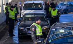 Polizisten suchten am Freitag bei Autolenkern am Grenzübergang Weigetschlag nach verbotener ...