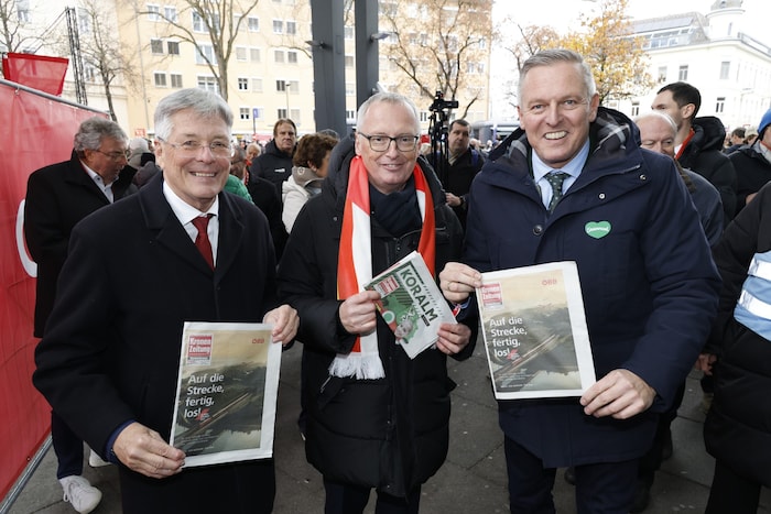 Die Landeshauptleute Peter Kaiser (Kärnten, links) und Mario Kunasek (Steiermark, rechts) mit ...